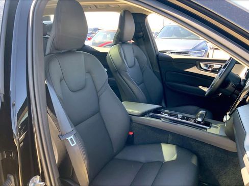 Used 2025 Volvo XC60 B5 Plus image 8