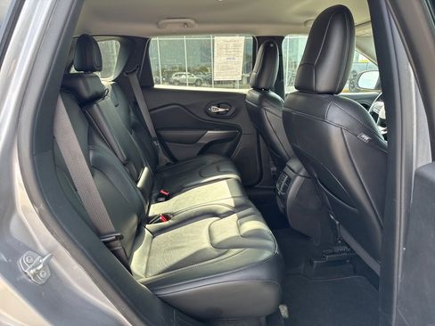 Used 2021 Jeep Cherokee Latitude Lux w/ Comfort/Convenience Group image 18