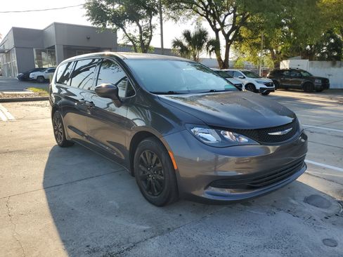 Used 2018 Chrysler Pacifica L image 5