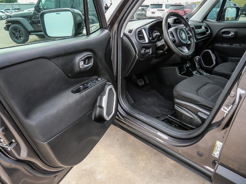 Used 2018 Jeep Renegade Latitude FWD image 26