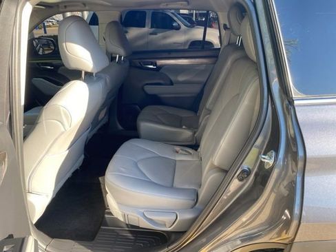 Used 2023 Toyota Highlander Limited image 30