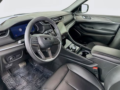 Certified 2025 Jeep Grand Cherokee Limited w/ Black Appearance Package image 17