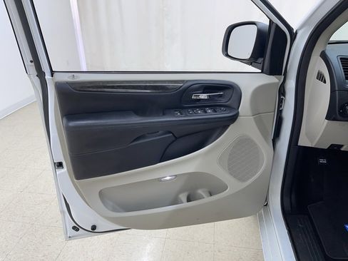 Used 2020 Dodge Grand Caravan SE w/ UConnect Hands-Free Group image 17