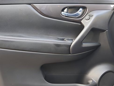 Used 2019 Nissan Rogue SV image 10