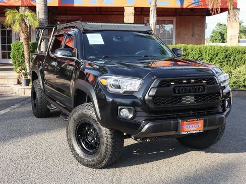 Used 2021 Toyota Tacoma TRD Off-Road image 2