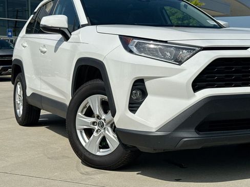 Used 2019 Toyota RAV4 XLE w/ Convenience Package FWD image 9