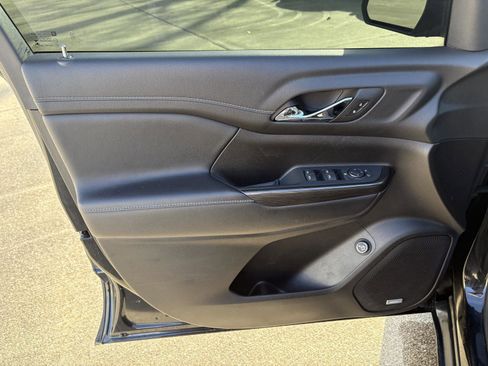 Used 2023 GMC Acadia SLT image 3