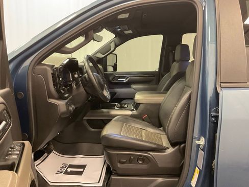 Used 2024 Chevrolet Silverado 2500 ZR2 w/ Technology Package image 4