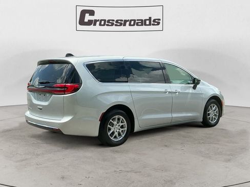 Used 2024 Chrysler Pacifica Touring-L FWD image 5