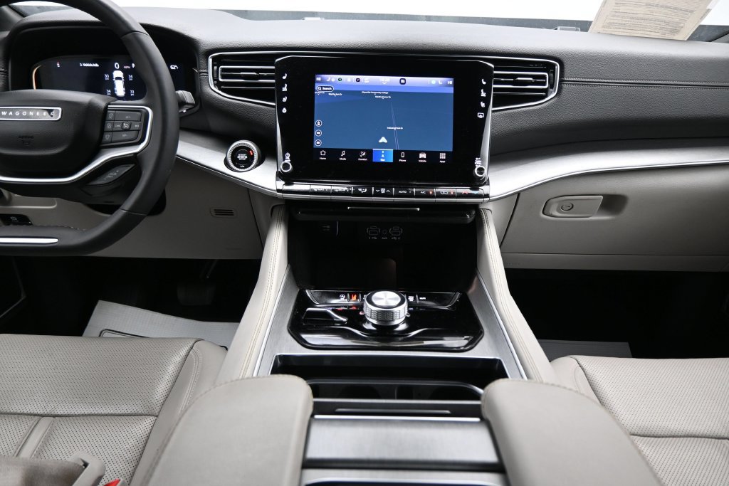 Used 2025 Jeep Wagoneer 4WD image 18