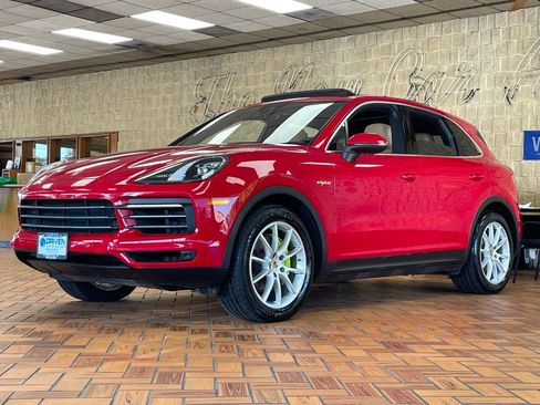 Used 2023 Porsche Cayenne w/ Premium Package AWD/4WD image 4