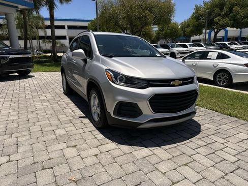 Used 2022 Chevrolet Trax LT w/ LT Convenience Package FWD image 17