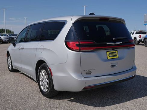 Used 2026 Chrysler Pacifica Select FWD image 8