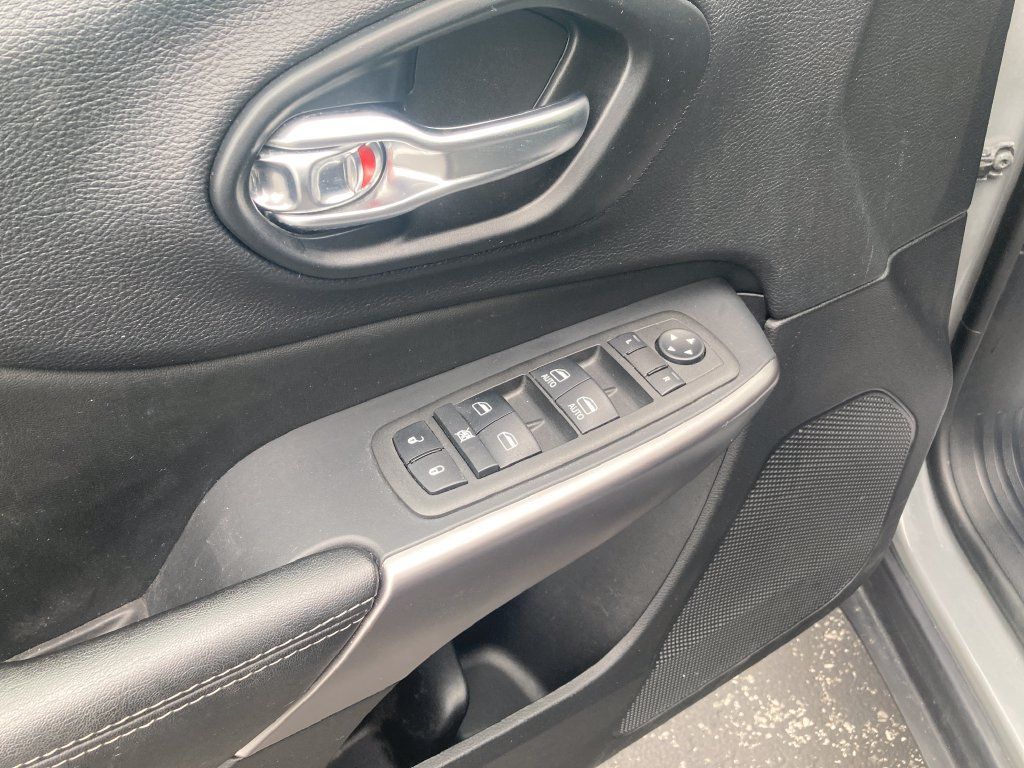 Used 2022 Jeep Cherokee Latitude Lux AWD/4WD image 14