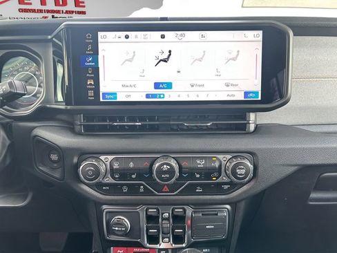 New 2025 Jeep Gladiator Willys image 32