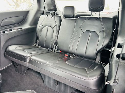 Used 2023 Chrysler Pacifica Touring-L w/ S Appearance Package image 27