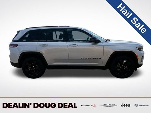 Used 2023 Jeep Grand Cherokee Altitude image 7