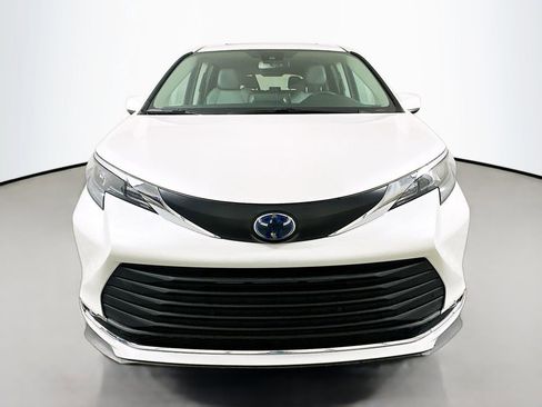 Used 2024 Toyota Sienna XLE image 2