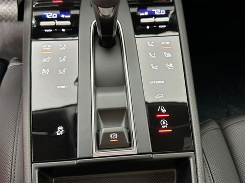 Certified 2025 Porsche Macan image 41