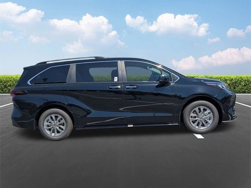New 2026 Toyota Sienna XLE FWD image 3
