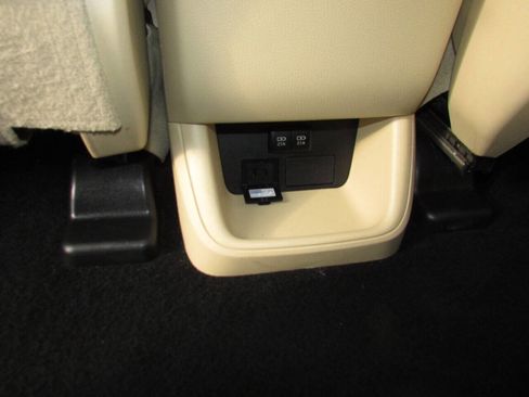 Used 2019 Toyota Highlander XLE image 19