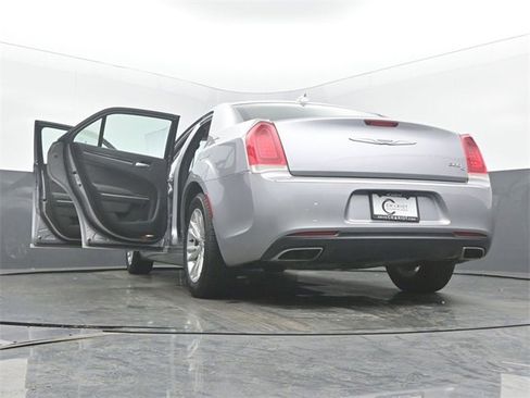 Used 2017 Chrysler 300 C image 60