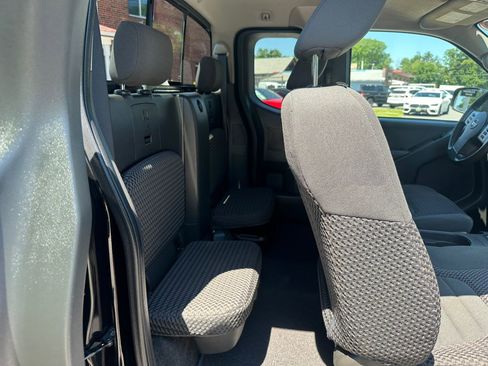 Used 2016 Nissan Frontier SV w/ SV Value Truck Package AWD/4WD image 17