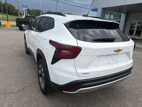 Used 2025 Chevrolet Trax LT FWD image 26