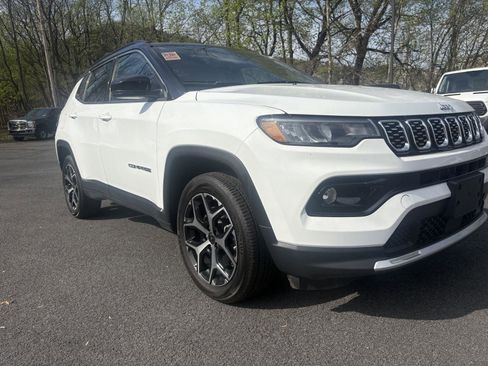 Used 2025 Jeep Compass Limited image 12