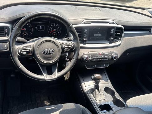 Used 2017 Kia Sorento FWD w/ LX Convenience Package image 6