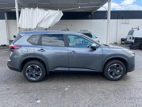 Used 2025 Nissan Rogue SV AWD/4WD image 4