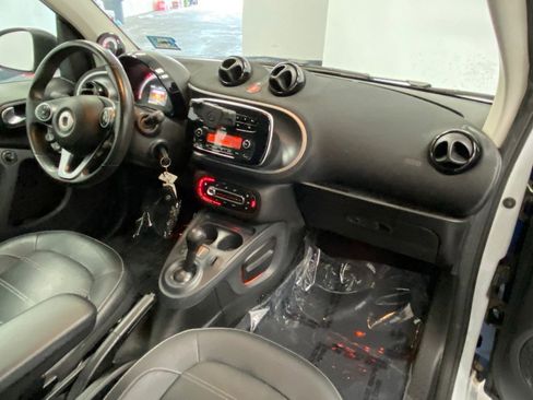 Used 2017 smart fortwo Prime RWD image 27