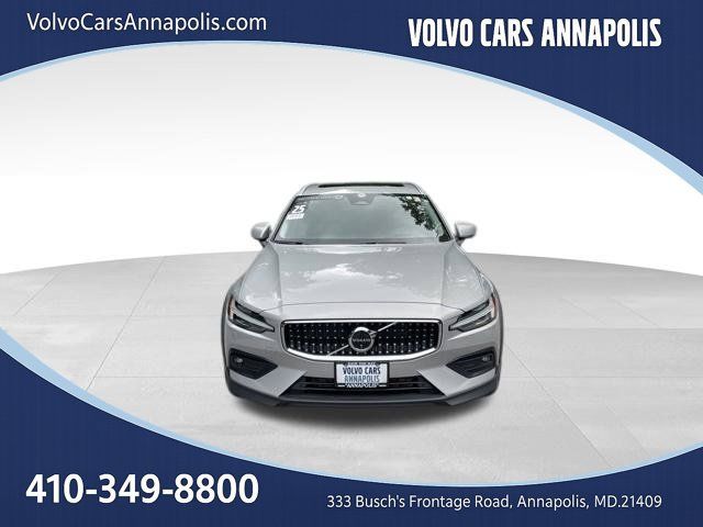 Certified 2025 Volvo V60 B5 Cross Country Ultra AWD/4WD image 3