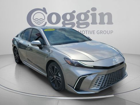 Used 2025 Toyota Camry XSE FWD image 4