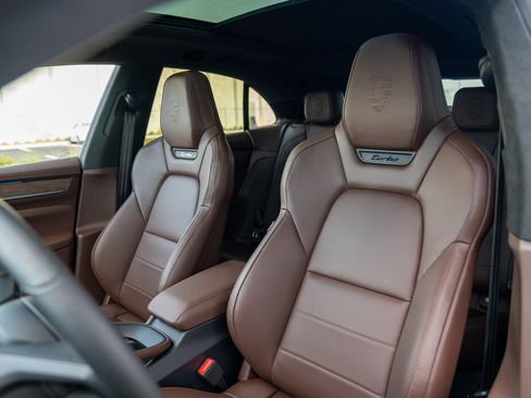 Certified 2025 Porsche Macan Turbo Electric AWD/4WD image 5