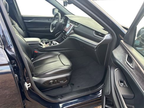 Used 2024 Jeep Grand Cherokee Limited w/ Luxury Tech Group II image 19