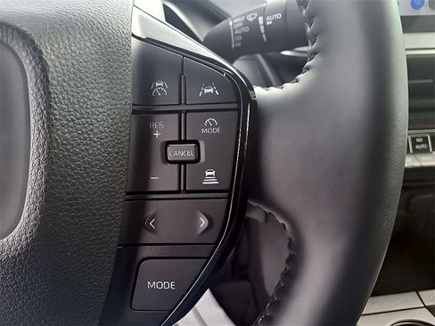 Used 2024 Toyota Prius XLE FWD image 25