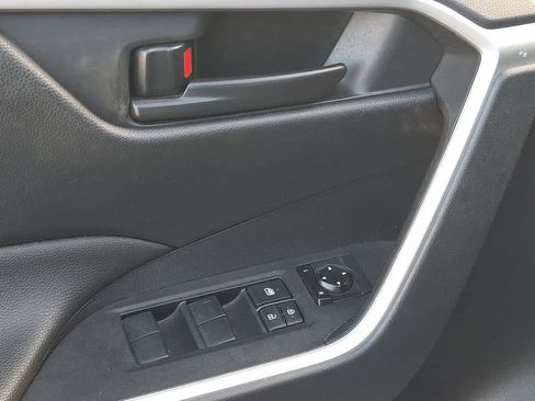 Used 2019 Toyota RAV4 LE AWD/4WD image 7