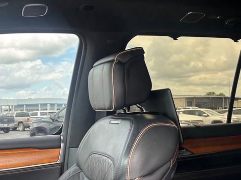 Used 2022 Jeep Grand Wagoneer Series III w/ Rear Seat Video Group 1 AWD/4WD image 12