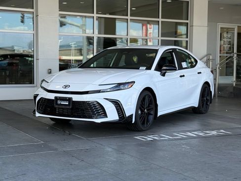 Used 2026 Toyota Camry Hybrid FWD image 2