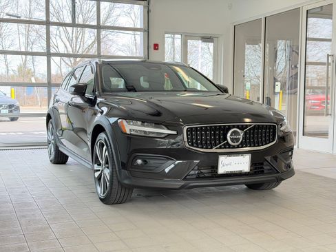 Used 2024 Volvo V60 B5 Cross Country Plus w/ Protection Package Premier image 5
