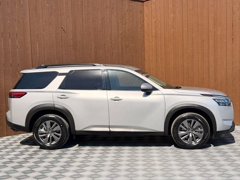 Used 2025 Nissan Pathfinder SV AWD/4WD image 13