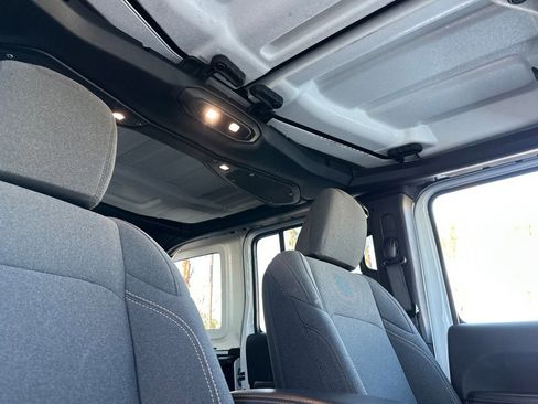 Used 2025 Jeep Wrangler Sahara image 17