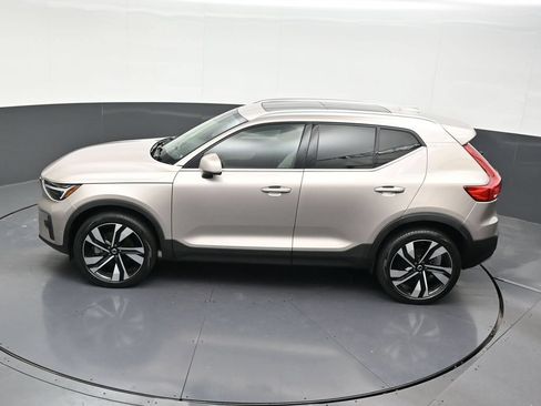 Used 2024 Volvo XC40 B5 Plus AWD/4WD image 16