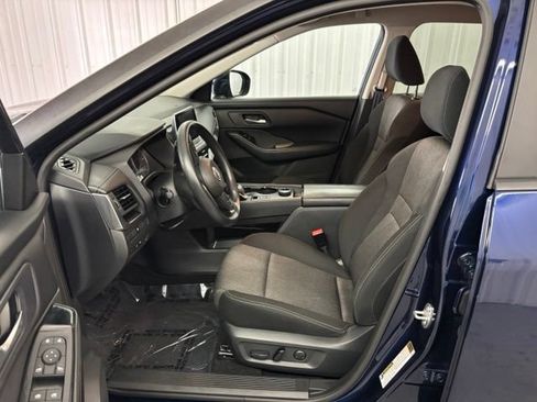 Used 2024 Nissan Rogue SV AWD/4WD image 2