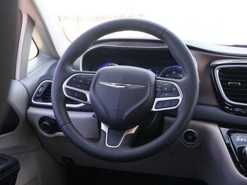 Used 2023 Chrysler Voyager LX image 23