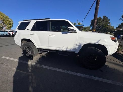 Used 2017 Toyota 4Runner SR5 AWD/4WD image 1