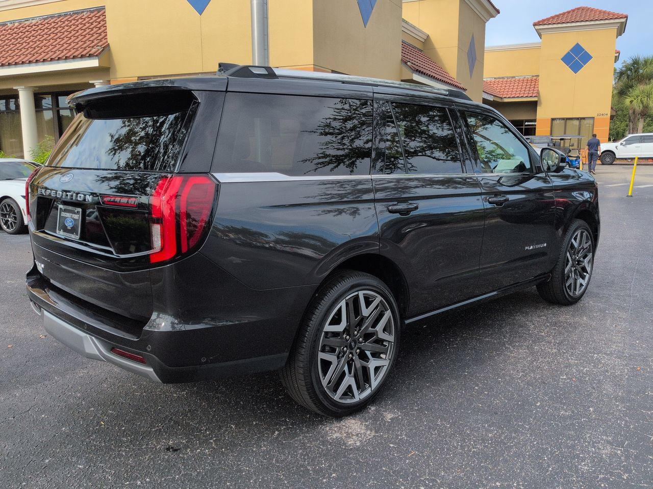 Certified 2025 Ford Expedition Platinum w/ Platinum Ultimate Package AWD/4WD image 4