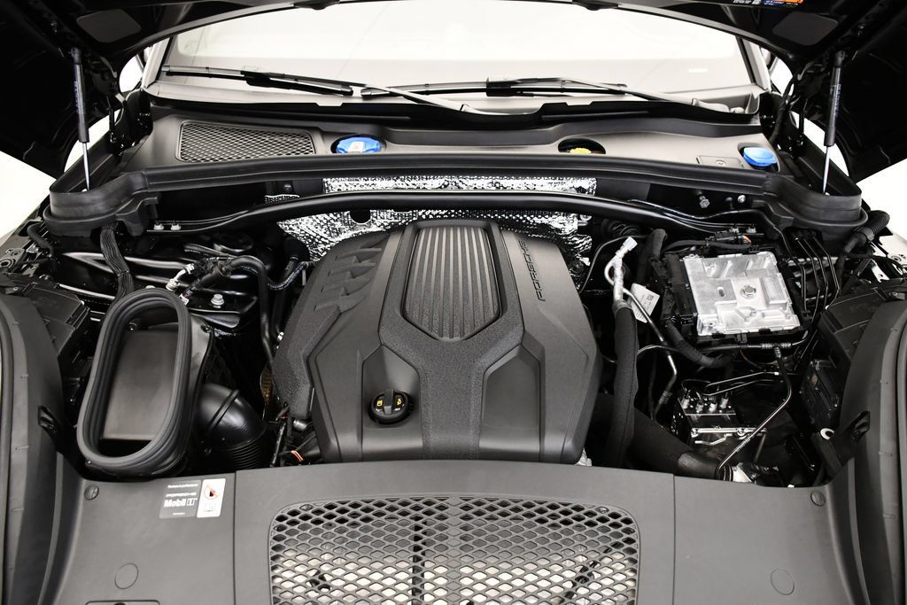 Certified 2026 Porsche Macan AWD/4WD image 11
