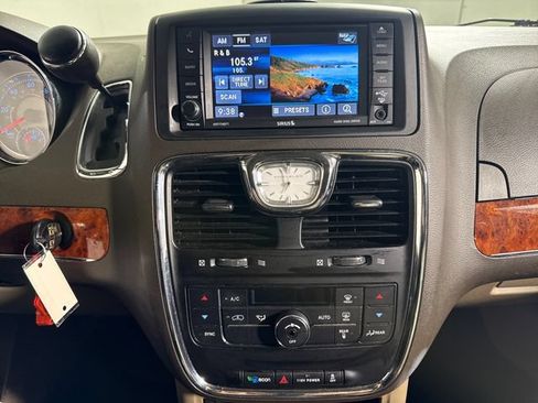 Used 2014 Chrysler Town & Country Touring FWD image 28